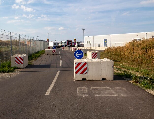 Photo kassel, allemagne, 23 août 2022 barrières en béton restreignant la circulation dans le parking