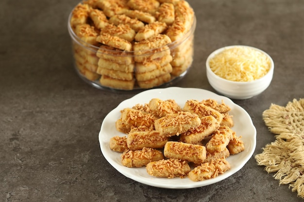 Kastengel ou kue keju est un biscuit au fromage indonésien influencé par les Pays-Bas.