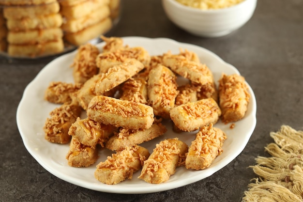 Kastengel ou kue keju est un biscuit au fromage indonésien influencé par les Pays-Bas.