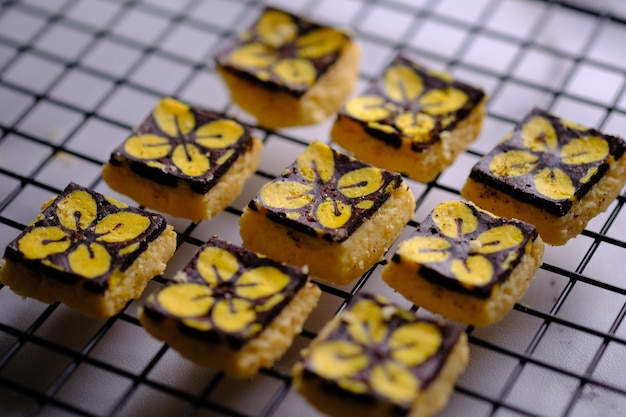 Kastengels Batik, sont des pâtisseries au fromage avec des motifs batik sur la surface. Les Kaastengels sont des cookies.