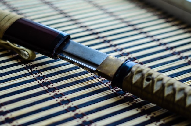 Katana japonais d'épée sur le tapis en bambou