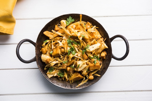 Kathal, Fanas ki Sukhi Sabzi ou Bhaji connu sous le nom de recette de légumes secs épicés de jacquier, servi dans un bol blanc sur fond de mauvaise humeur. Mise au point sélective