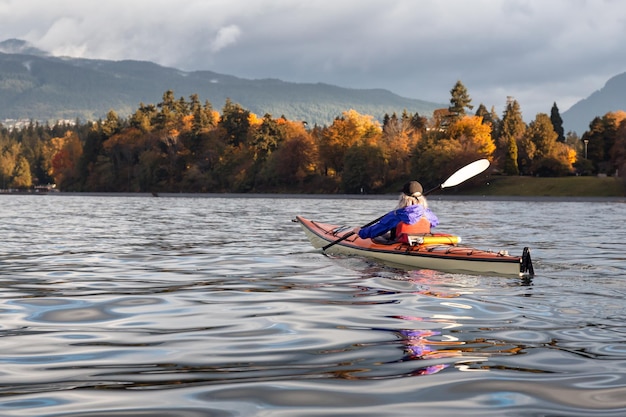 Kayak en automne près du parc Stanley