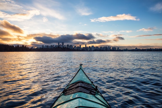 Kayak autour de Vancouver avec Downtown Skyline en arrière-plan