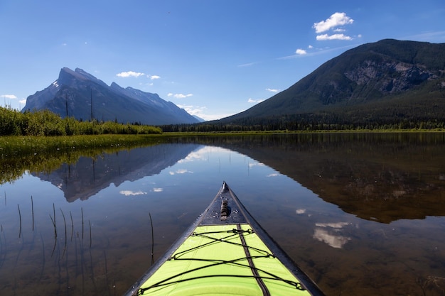 Kayak dans un lac entouré par le paysage montagneux canadien