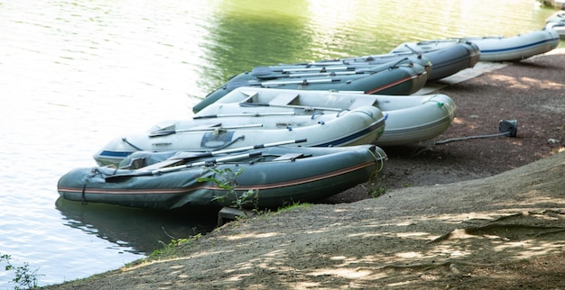 Kayak debout dans le lac