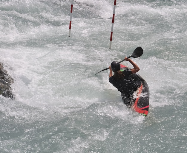 Kayak sur les eaux vives