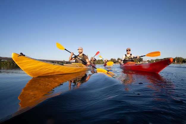 Kayak Homme pagayant un kayak Canoë-kayak