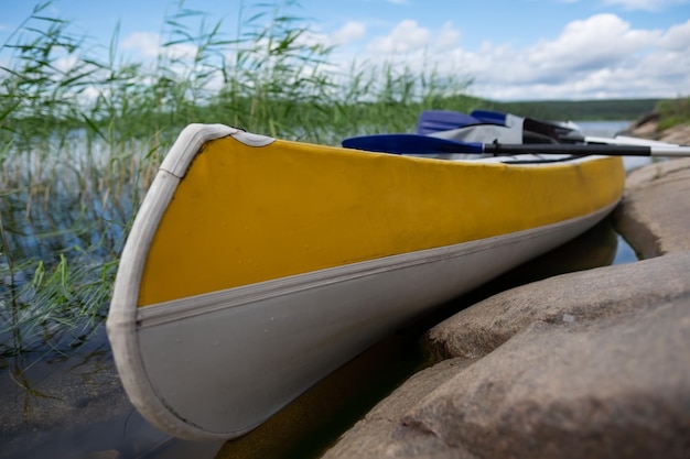 Kayak jaune sur le lac Pas de monde autour