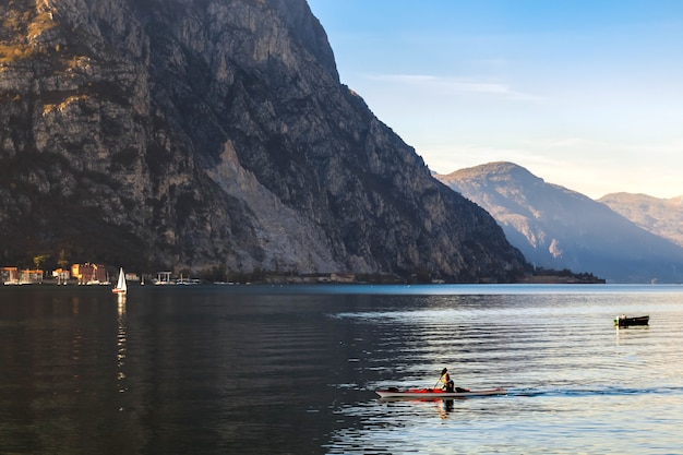 Kayak sur le lac de Côme à Lecco Italie