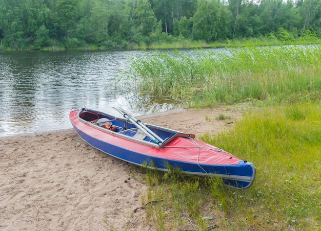 Kayak sur le lac un jour d'été.