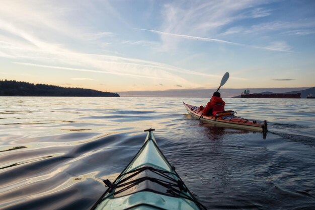 Kayak de mer au coucher du soleil