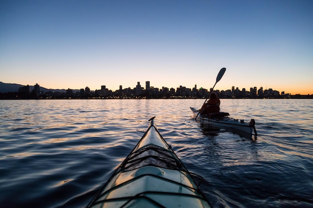 Kayak de mer devant le centre-ville de Vancouver