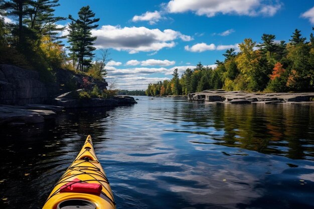 un kayak avec le mot kayak sur l'eau