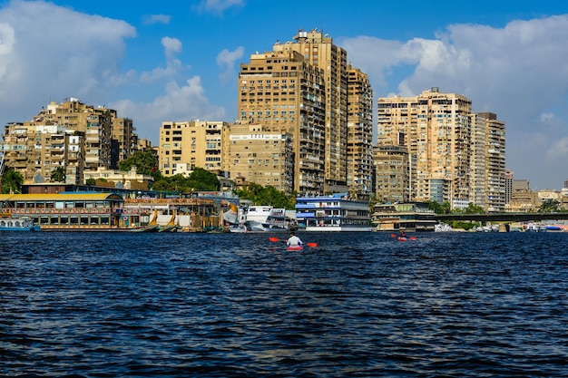 Kayak sur le Nil dans la ville du Caire Egypte Vacances d'été