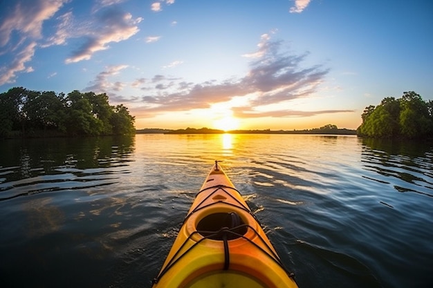 Kayak à pagaie au coucher du soleil Tranquillité Kayak et canoë