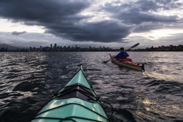 Kayak à Vancouver pendant le lever du soleil dramatique