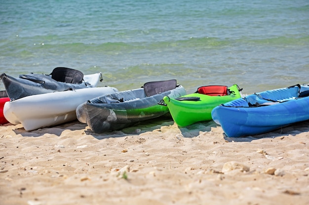 Kayaks colorés sur la plage de sable