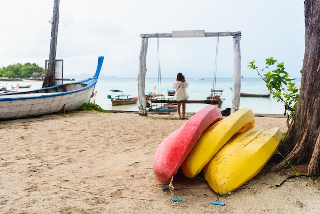 Kayaks colorés sur la plage, Thaïlande