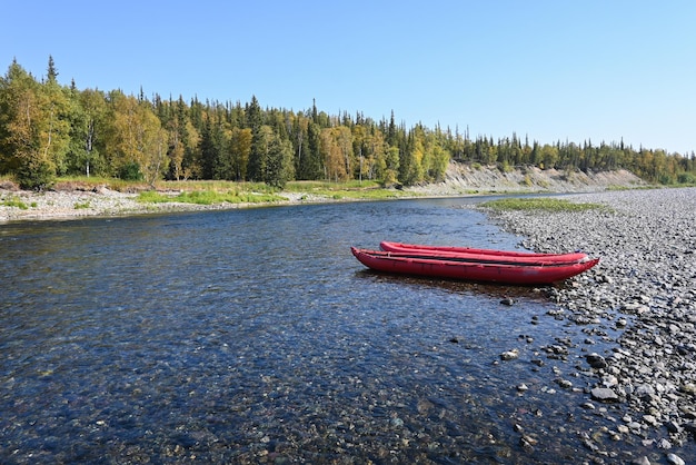 Kayaks gonflables sur la rivière nord