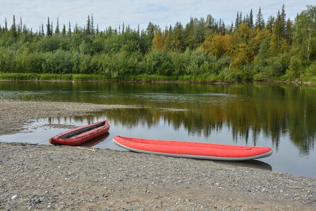 Kayaks gonflables sur la rivière nord