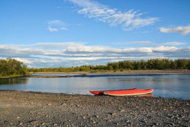 Kayaks gonflables sur la rivière nord