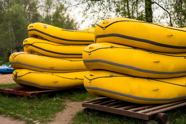 Kayaks et planches à pagaie près d'un bâtiment en bois