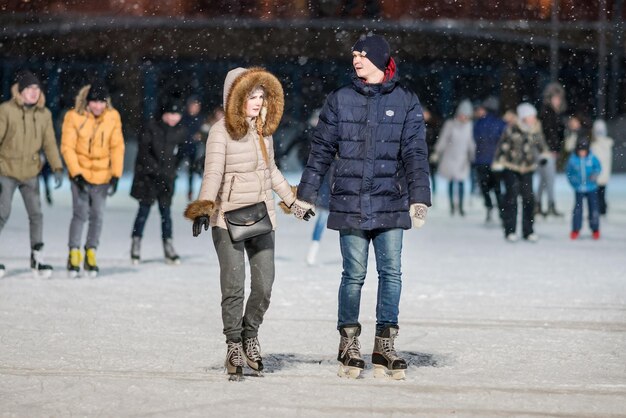 KAZAN RUSSIE 22 JANUI 2017 Un couple sur la patinoire le soir