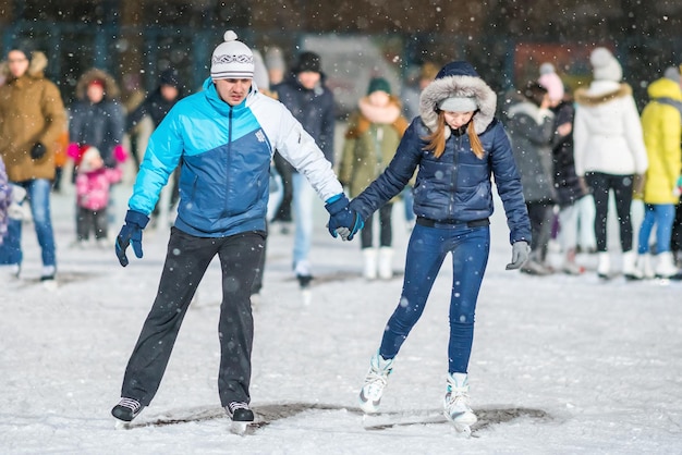 KAZAN RUSSIE 22 JANUI 2017 Un couple se tenant par la main sur la patinoire le soir