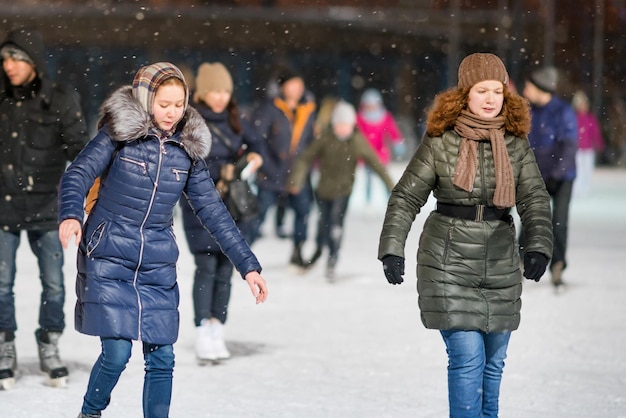 KAZAN RUSSIE 22 JANUI 2017 Les gens sur la patinoire le soir