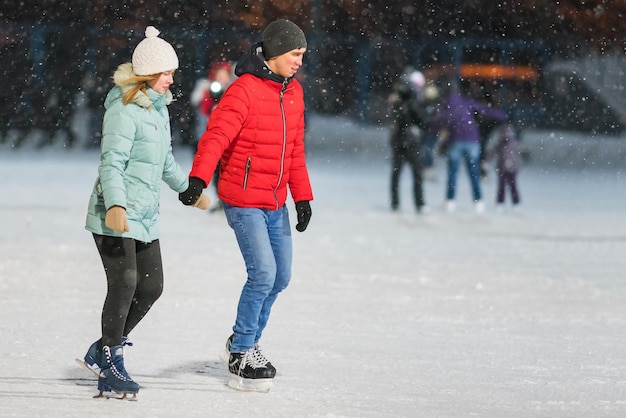 KAZAN RUSSIE 22 JANUI 2017 Un homme et une femme se tenant par la main sur la patinoire le soir