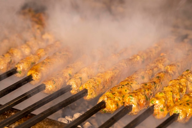 Kebab d'Adana Kebab cuit au barbecue Des délices de la cuisine turque traditionnelle en gros plan