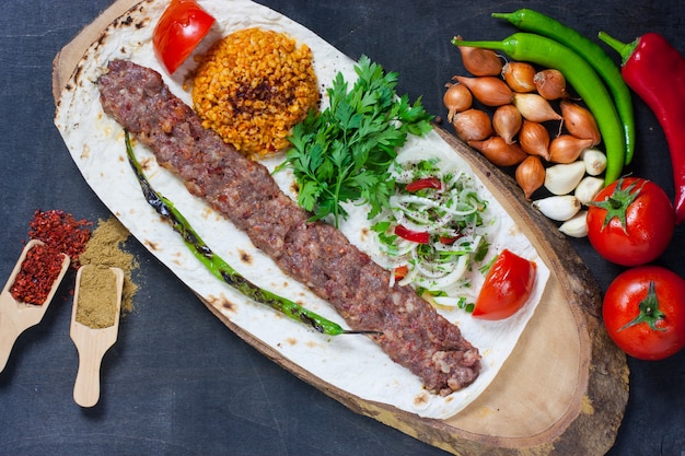 Kebab adana turc aux légumes dans l'assiette