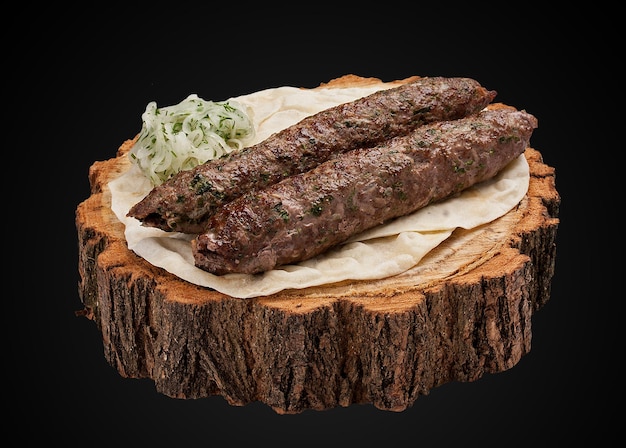 Kebab d'agneau sur une tranche de bois