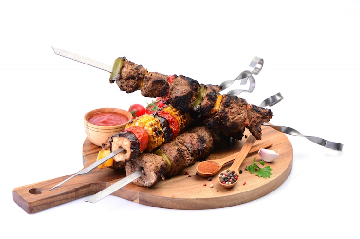 Kebab aux épices et légumes isolés