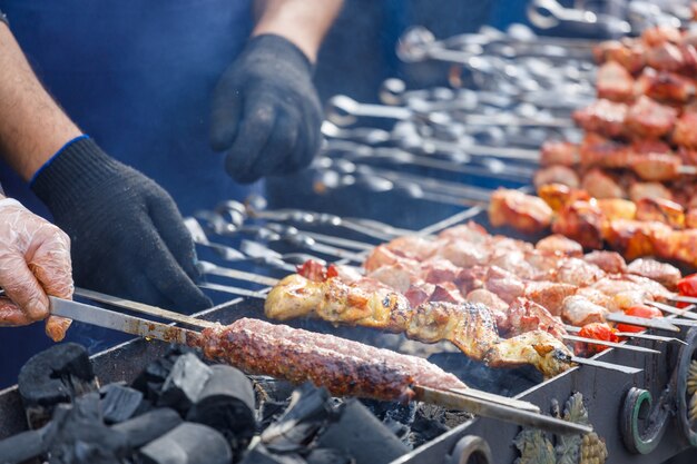 Kebab en brochettes sur le grill. cadre horizontal