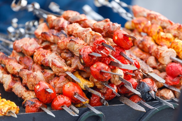 Kebab en brochettes sur le grill. cadre horizontal