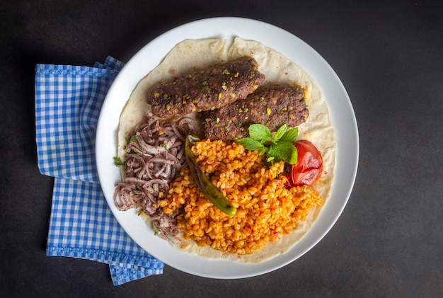 Kebab de cuisine turque délicieux traditionnel appartenant aux régions d'Adana et d'Antep kebab de pistache grillé nom turc fistikli kebab