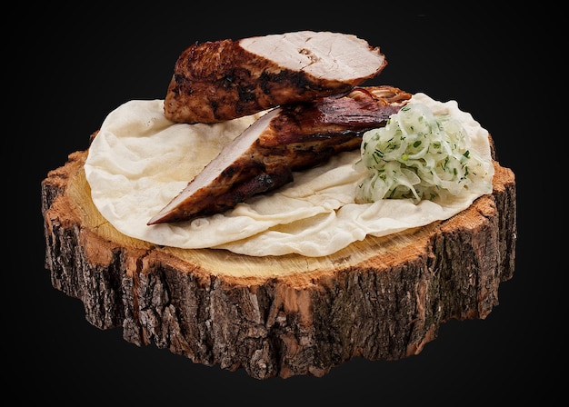 Kebab de filet de porc sur une tranche de bois