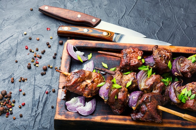 Kebab de foie grillé à l'oignon sur des brochettes en bois