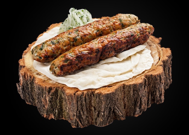 Kebab de poulet sur une tranche de bois