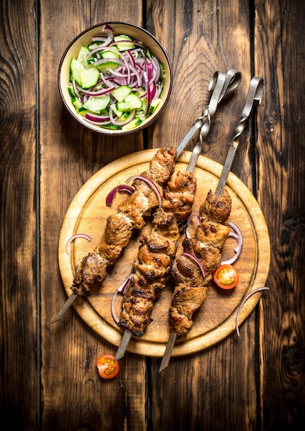 Kebab avec salade fraîche de concombres et oignons.