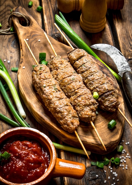 Kebab avec sauce tomate et épices.