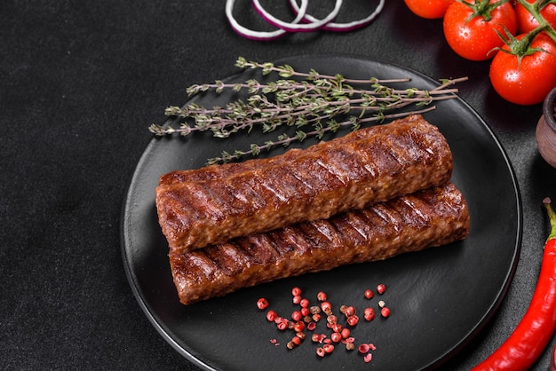 Kebab savoureux frais grillé avec des épices et des herbes