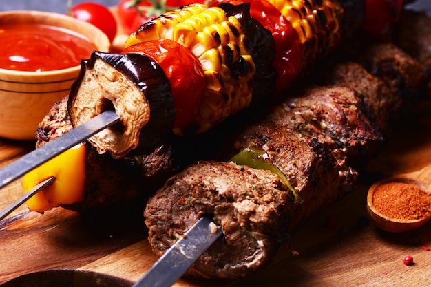 Photo kebab traditionnel géorgien aux épices et légumes