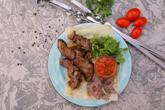 le kebab de viande est un plat national de la viande grillée sur des charbons avec de la sauce pour le menu photo de haute qualité