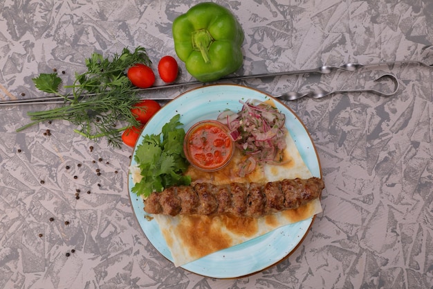 le kebab de viande est un plat national de la viande grillée sur des charbons avec de la sauce pour le menu photo de haute qualité