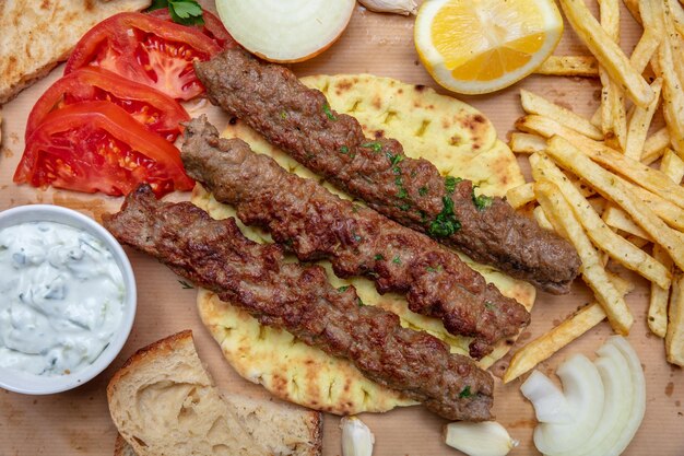 Kebab viande grecque traditionnelle turque sur vue de dessus de pain pita