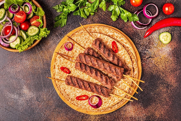 Kebab de viande traditionnel moyen-oriental, arabe ou méditerranéen avec légumes et pain lavash. Vue de dessus.