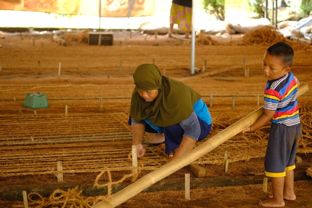 Kebumen, Indonésie. 5 septembre 2022. Les artisans de la corde de coco tissent des cordes de coco.